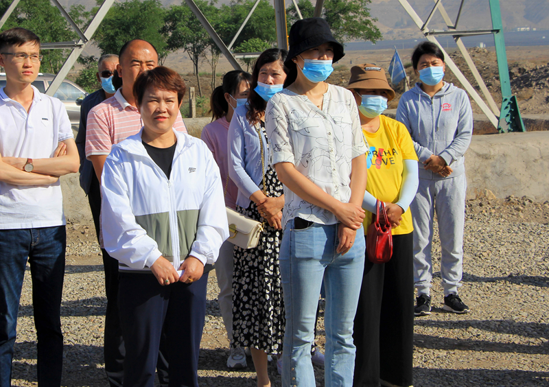 紅果子鎮(zhèn)黨委書記陳筠平、鎮(zhèn)人大主席韓玉蘭蒞臨興康恒潤種植基地觀摩了解情況