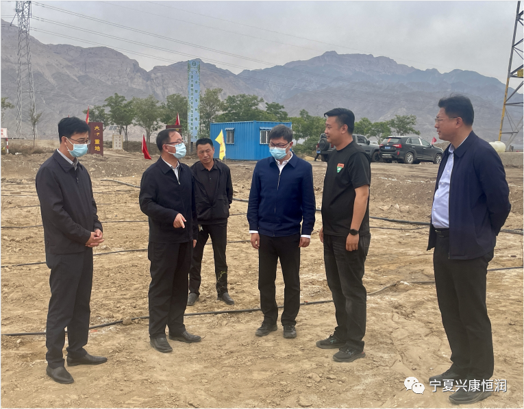 石嘴山市委書(shū)記王剛及市領(lǐng)導(dǎo)趙會(huì)勇、王宇翔蒞臨公司萬(wàn)畝酸棗種植基地現(xiàn)場(chǎng)調(diào)研指導(dǎo)工作