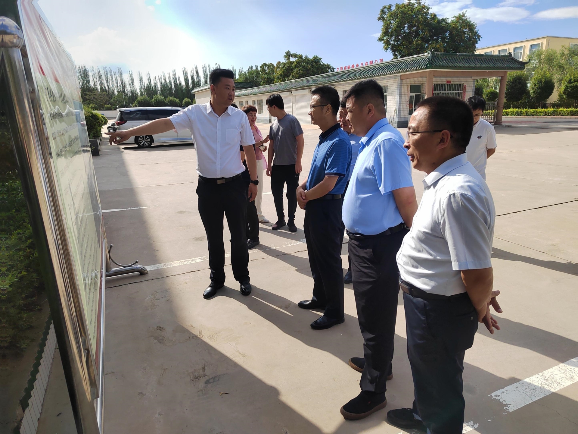 石嘴山市市委常委、政府副市長(zhǎng)孫鋒彪蒞臨寧夏興康恒潤(rùn)農(nóng)業(yè)科技發(fā)展有限公司調(diào)研